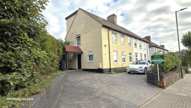 4 Double Bedroom semi-detached house for sale on