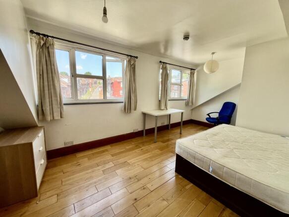 4 bed Flat to rent Image 7