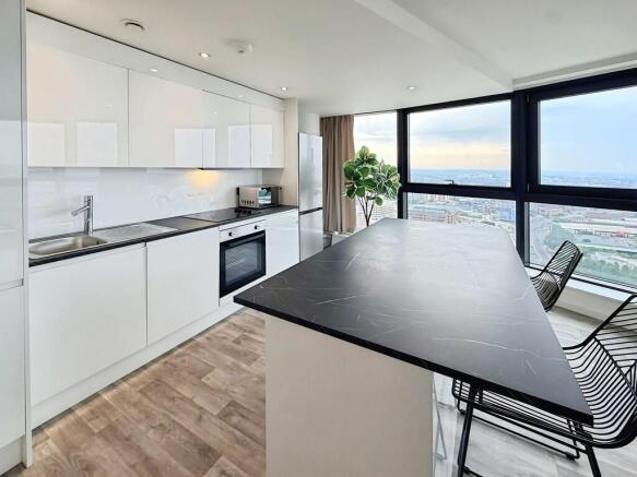 2 bed Penthouse to rent Image 6