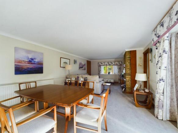 LOUNGE/DINING ROOM