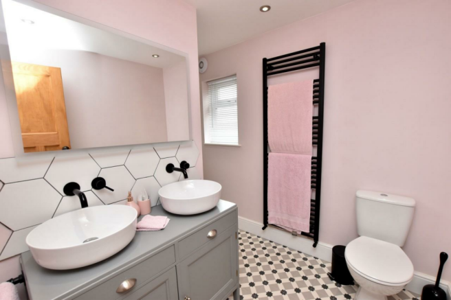 EN SUITE SHOWER ROOM
