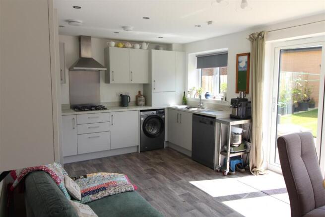 KITCHEN / DINING AREA