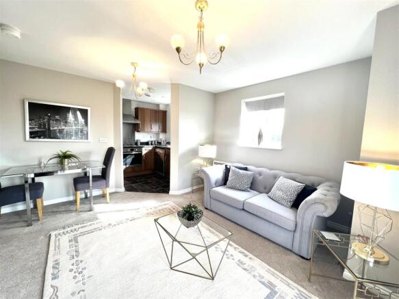 2 bed Apartment to rent Image 4