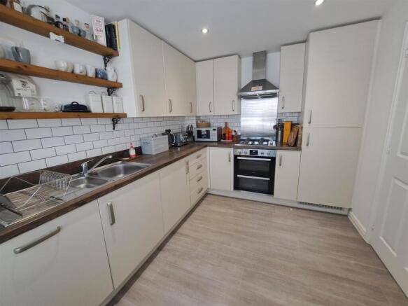 Dragonfly Way, Pineham