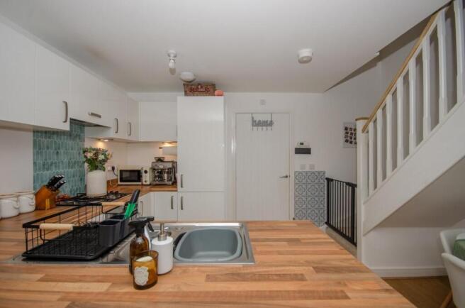 Kitchen pic 2.jpg