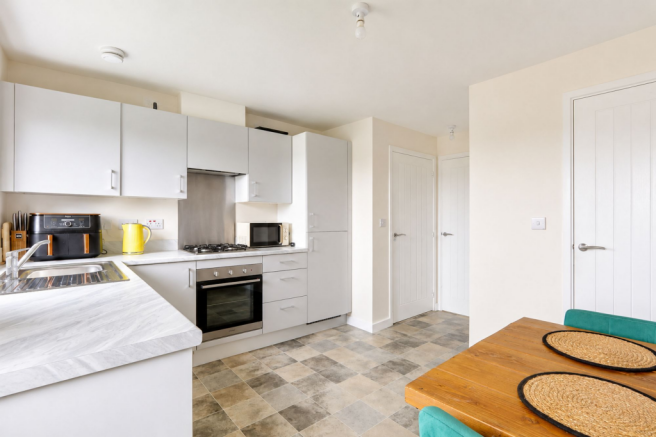 2 bed Terraced to rent Image 6