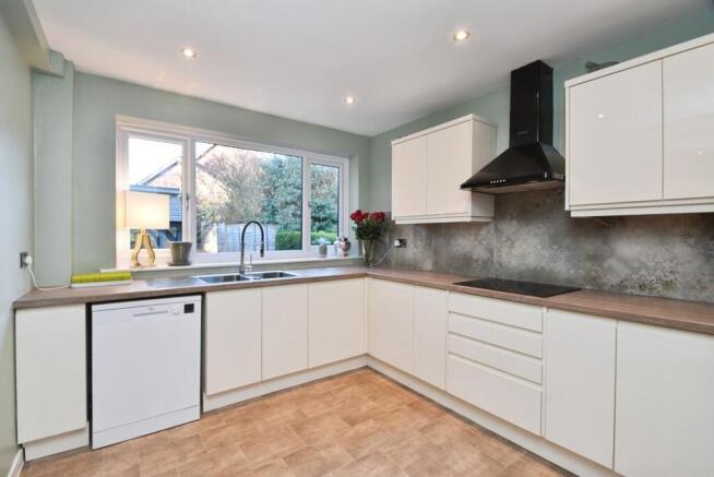 4 bed Detached for sale Image 11