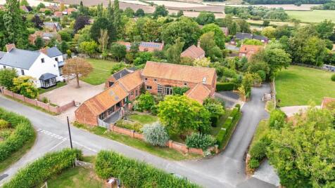 Beautifully Reimagined Barn Living In Eakring