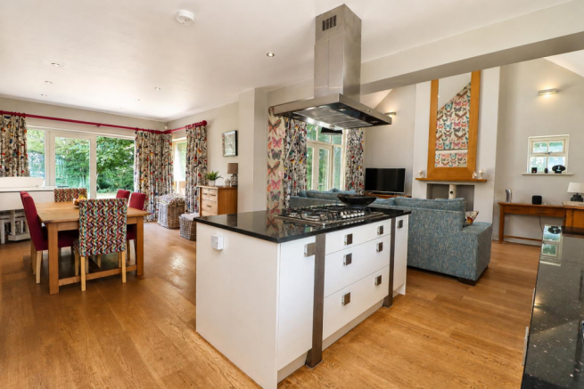 4 bed Detached for sale Image 4