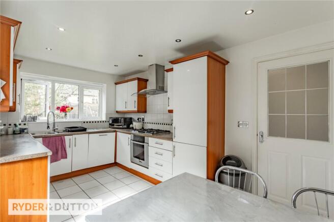 5 bed Detached for sale Image 7