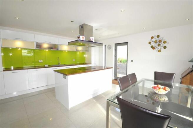 KITCHEN / DINING ROO
