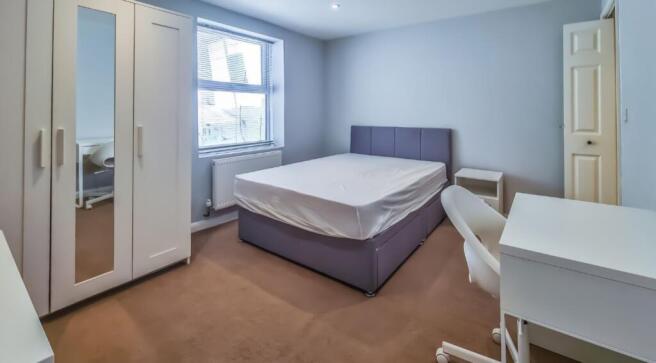 Bright, spacious bedroom with study desk....