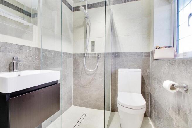 Master En Suite.jpg
