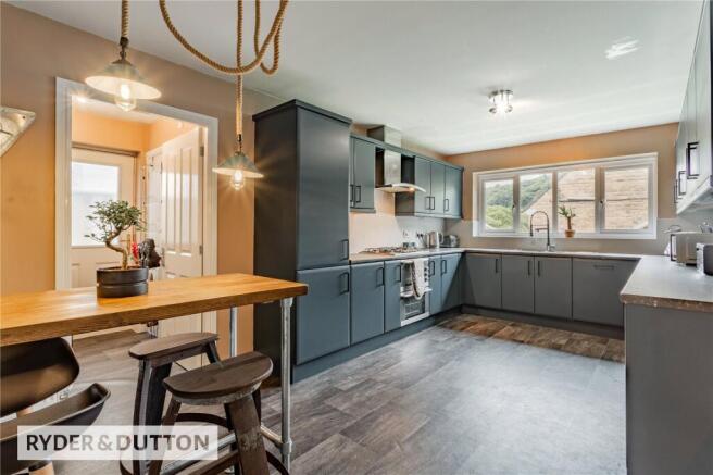 5 bed Detached for sale Image 6