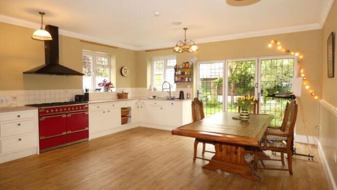5 bed Semi-Detached for sale Image 4