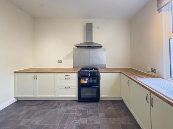 2 bed Terraced to rent Image 6