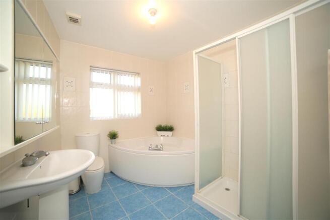 10 St Michaels Road En-suite.JPG