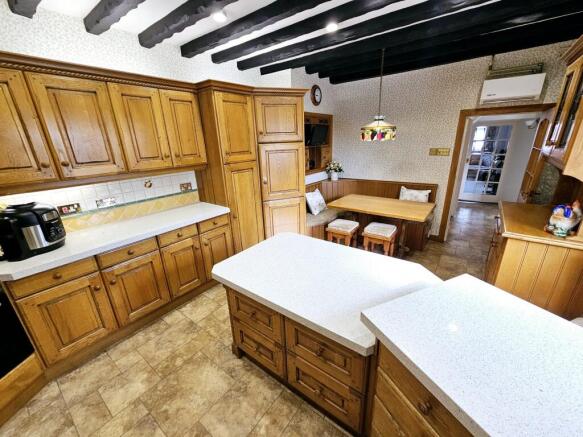 5 bed Detached for sale Image 8
