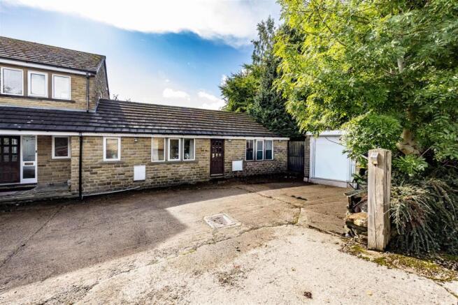 5 bed Detached for sale Image 9