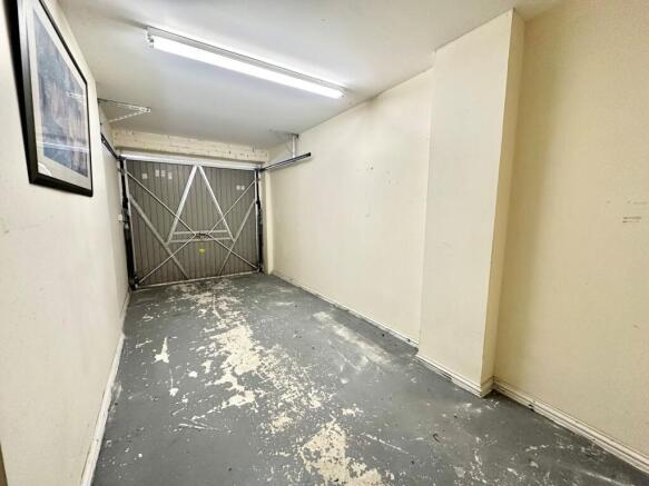 4 bed Town House to rent Image 5