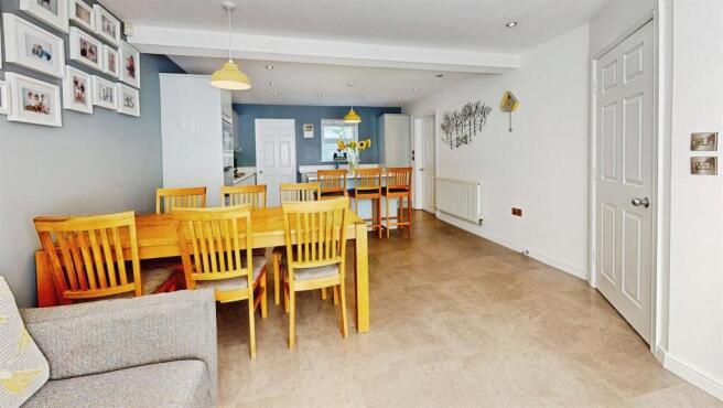 5 bed Detached for sale Image 7
