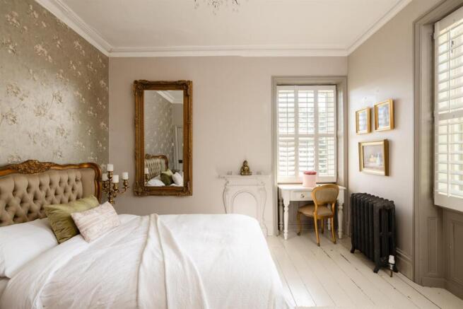 4 bed House for sale Image 11