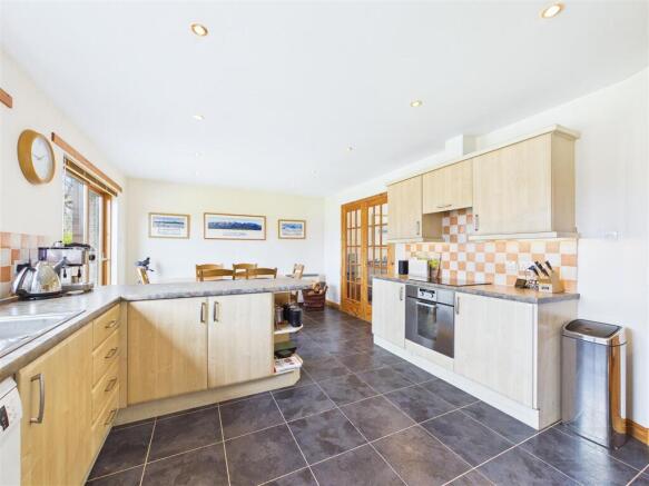 Kitchen & Dining