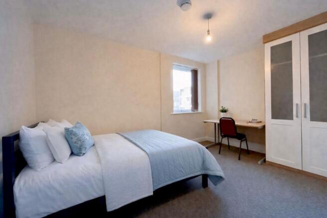 4 bed Apartment to rent Image 7
