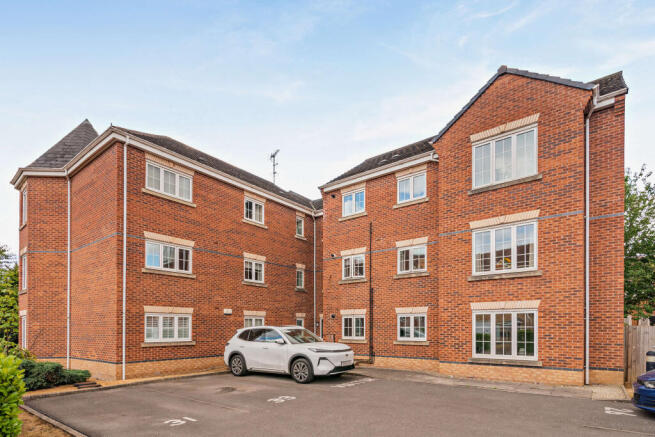 3 bed Flat for sale Image 2