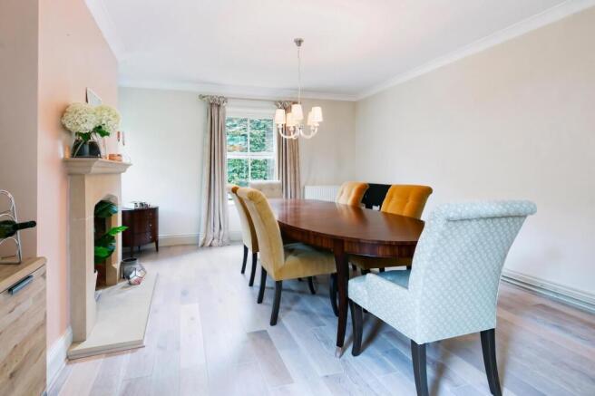 5 bed Detached for sale Image 9
