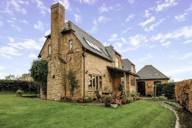 Rear aspect (nearside) plus outbuilding