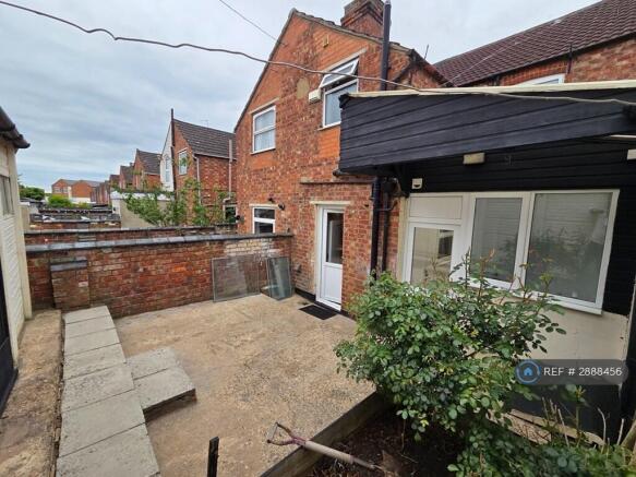Rear Garden & Canopy