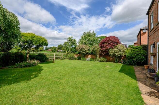 5 bed Detached for sale Image 3