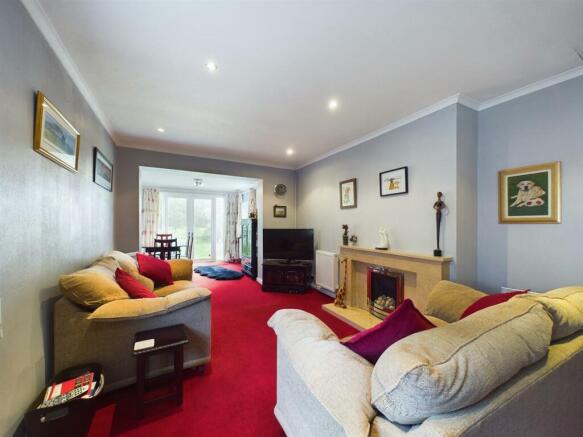 LOUNGE/ DINING ROOM