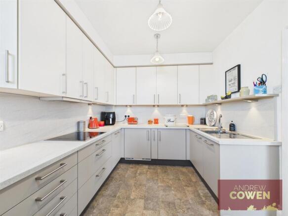 2 bed Apartment for sale Image 8