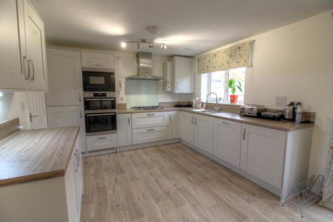 KITCHEN / DINER