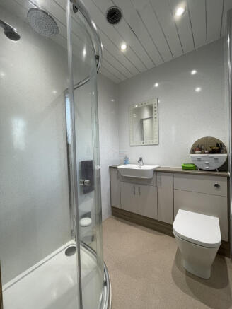Bed 1 ensuite.JPG