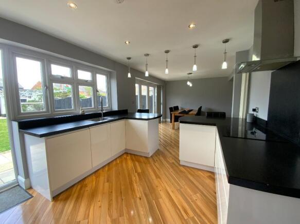 L-SHAPED KITCHEN/RECEPTION TWO 26'1 x 23