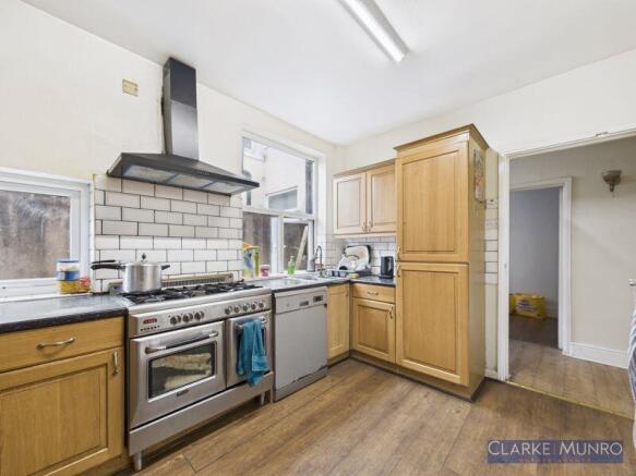 5 bed Detached for sale Image 12