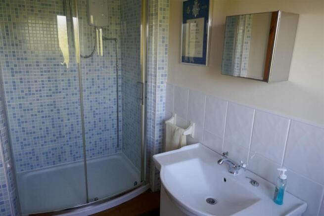 EN-SUITE SHOWER ROOM