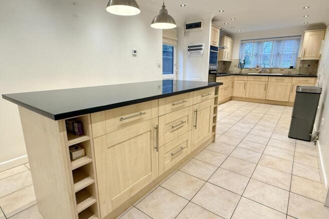 Oaks Mead, Verwood, BH31 6LJ photo 4