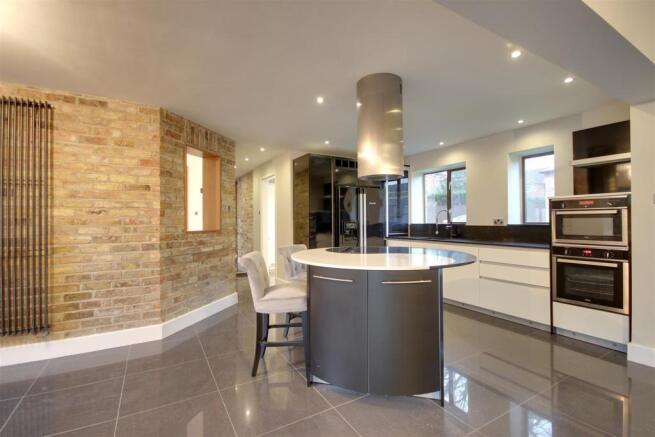 KITCHEN/DINING