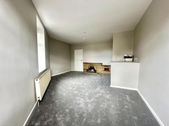 2 bed Apartment to rent Image 3
