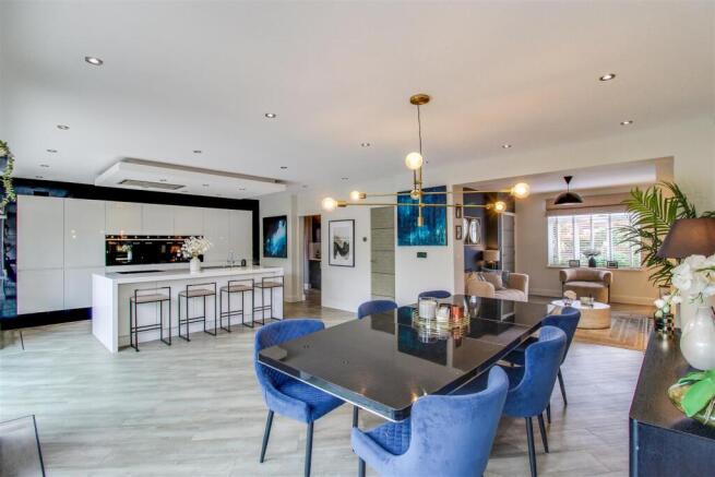 4 bed Detached for sale Image 6