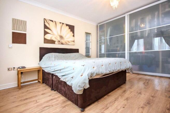 4 bed Detached for sale Image 8