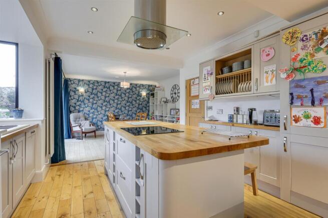 4 bed Detached for sale Image 10