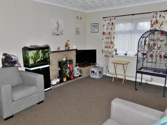 LIVING ROOM.JPG