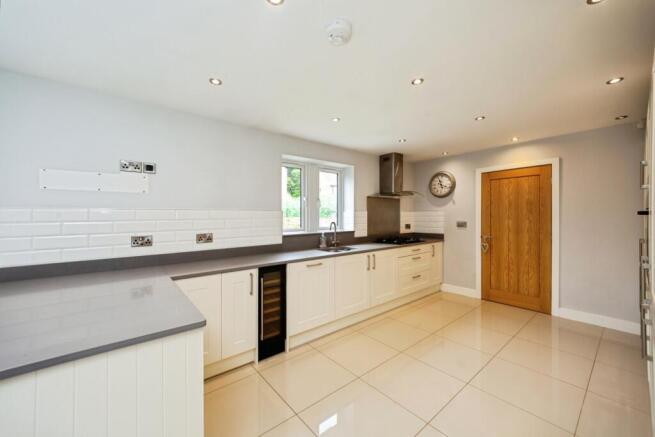 4 bed House to rent Image 6