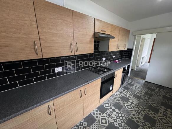 4 bed House to rent Image 4