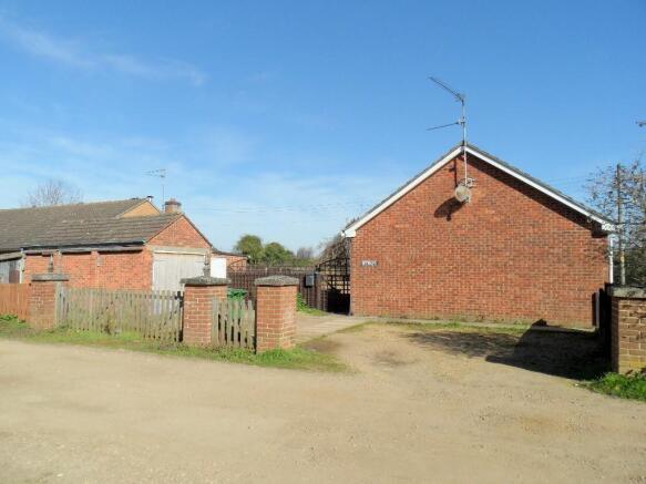 GARAGE & DRIVEWAY